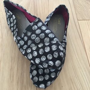 Black TOMS